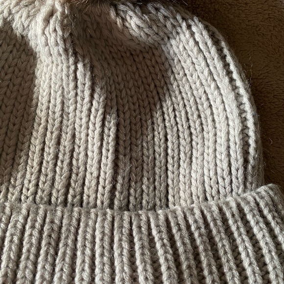 🆕 NWOT STELLA & DOT Chantal Pom Beanie❄️ - Picture 4 of 9